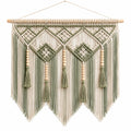 Décoration murale en macramé vert et crème avec perles